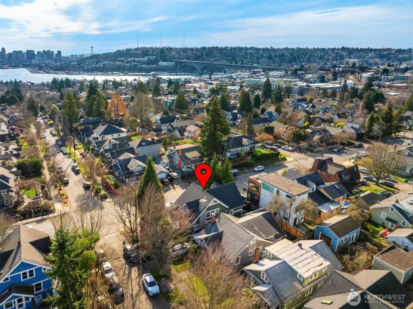 Property photo for 4003 Densmore Avenue N, Seattle photo 21