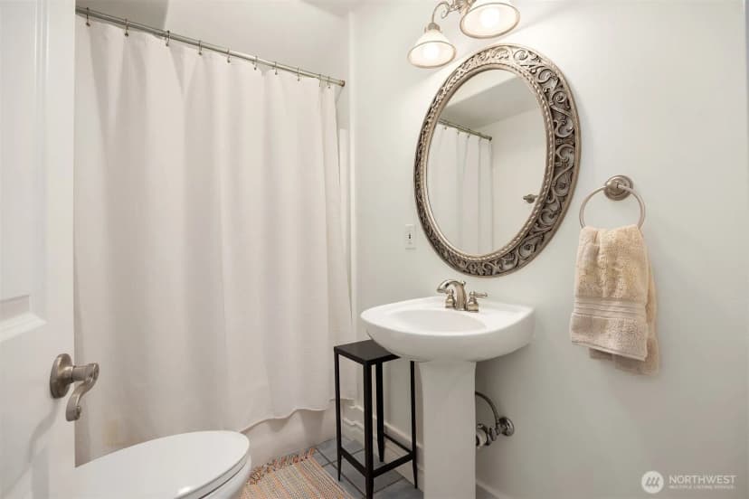 Property photo for 4003 Densmore Avenue N, Seattle photo 15