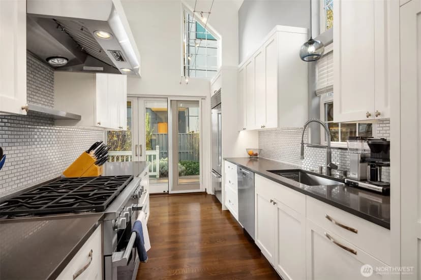 Property photo for 4003 Densmore Avenue N, Seattle photo 6