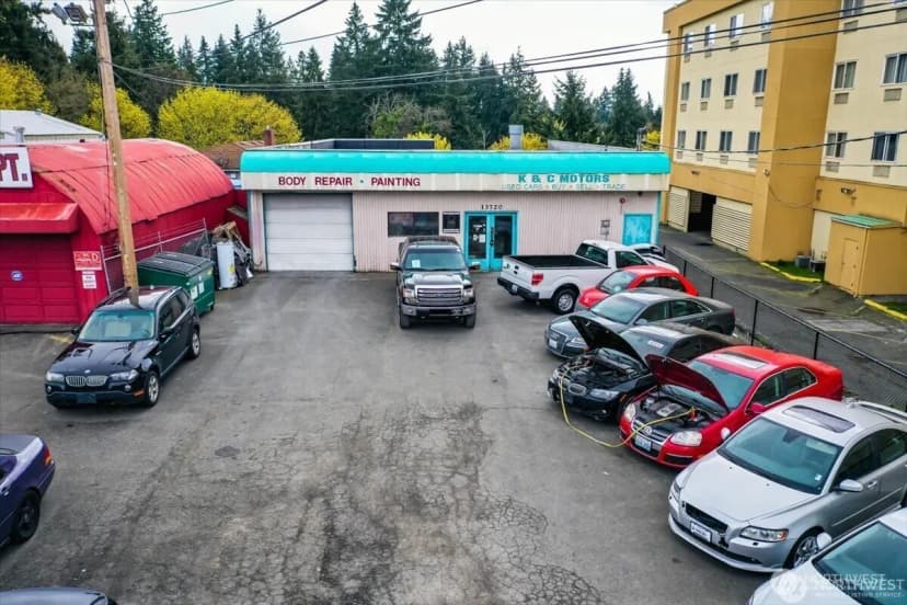 Property photo for 13720 Aurora Avenue N, Seattle photo 2