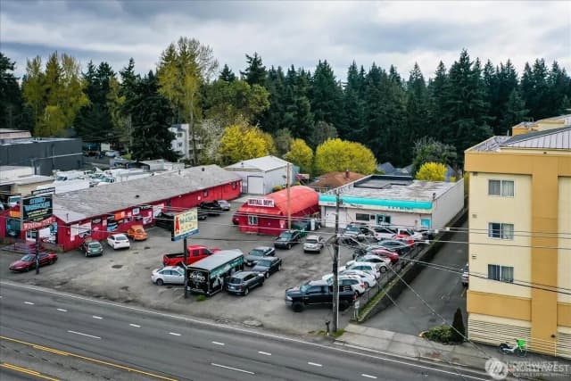 Property photo for 13720 Aurora Avenue N, Seattle photo 4