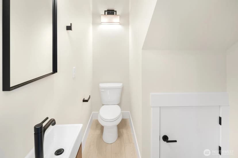 Property photo for 910 S 138th Street #b, Burien photo 6