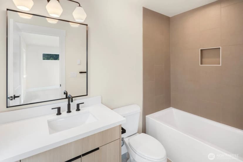 Property photo for 910 S 138th Street #b, Burien photo 9