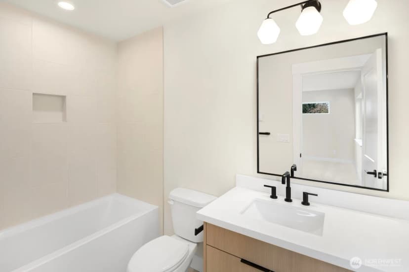 Property photo for 910 S 138th Street #b, Burien photo 12