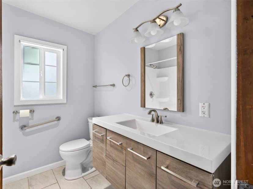 Property photo for 310 Washington Avenue N, Long Beach photo 18