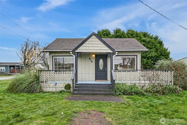 Property photo for 310 Washington Avenue N, Long Beach