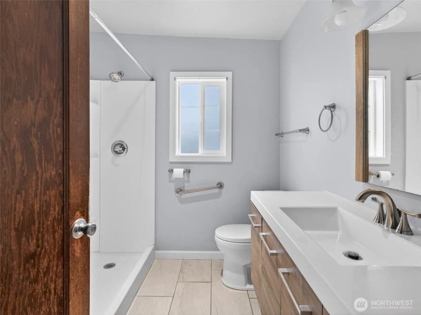 Property photo for 310 Washington Avenue N, Long Beach photo 17