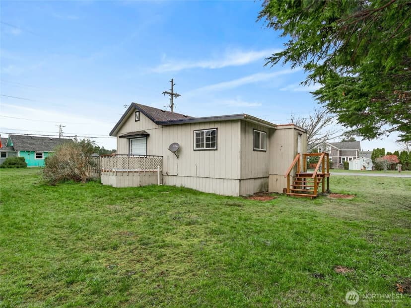 Property photo for 310 Washington Avenue N, Long Beach photo 27