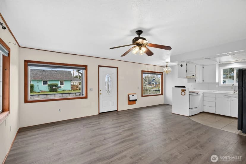 Property photo for 310 Washington Avenue N, Long Beach photo 4