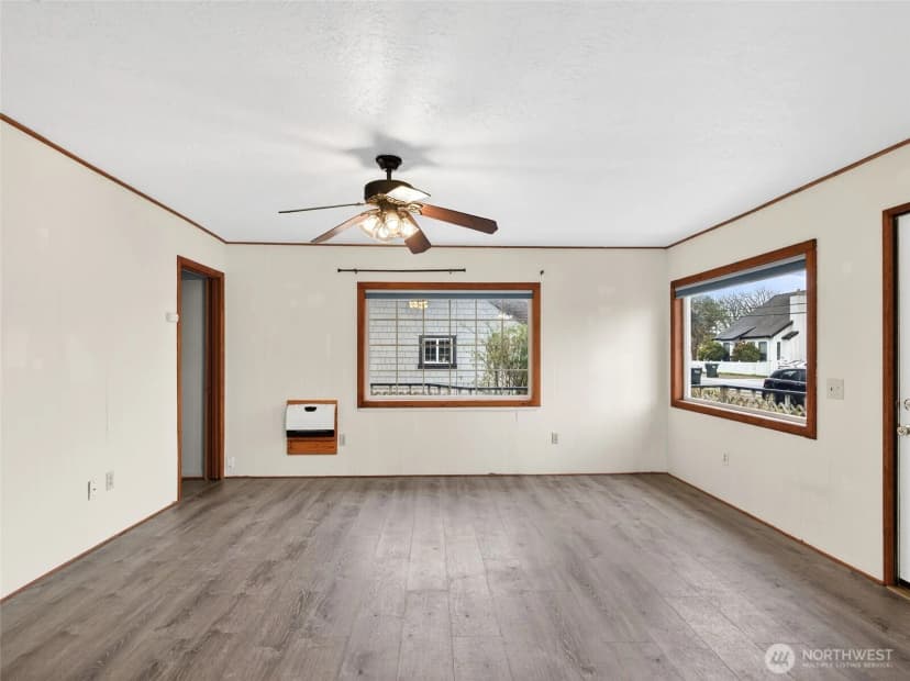 Property photo for 310 Washington Avenue N, Long Beach photo 12
