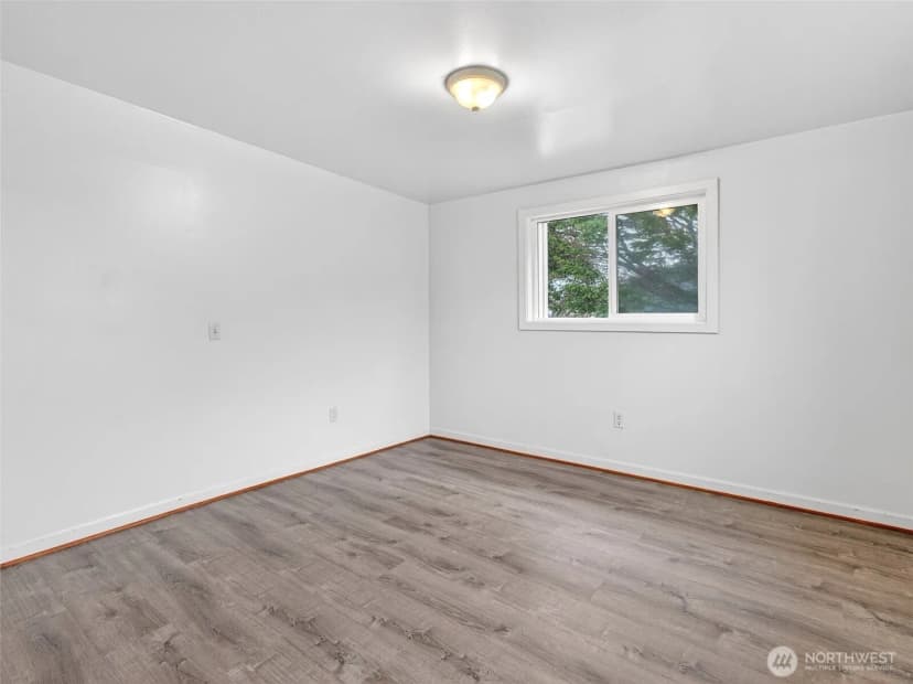 Property photo for 310 Washington Avenue N, Long Beach photo 14