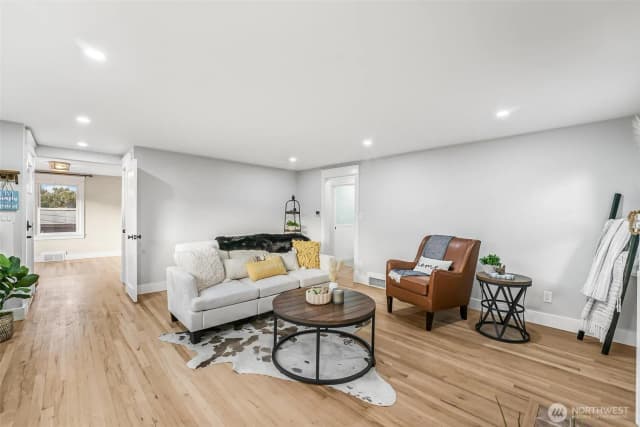 Property photo for 10230 62nd Avenue S, Seattle photo 4