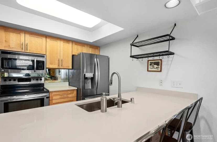 Property photo for 2401 8th Avenue N #202, Seattle photo 9