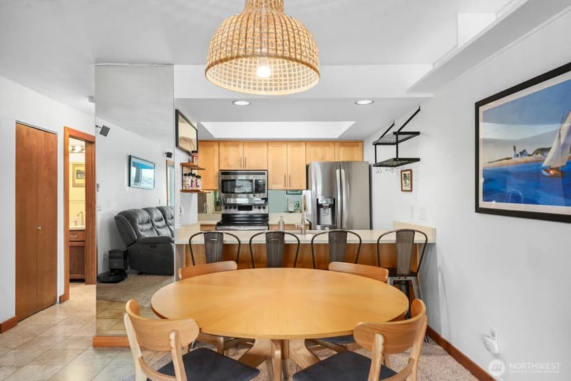 Property photo for 2401 8th Avenue N #202, Seattle photo 6