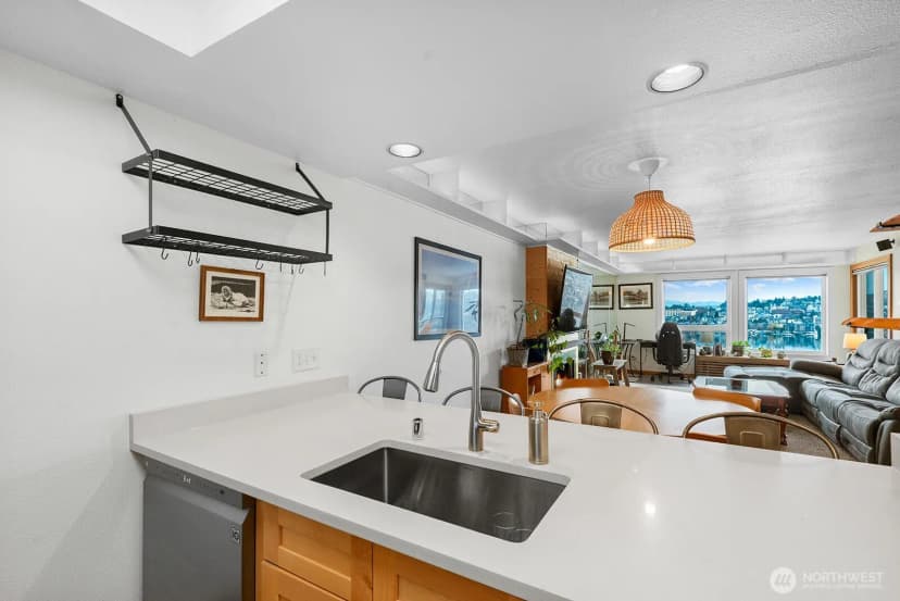 Property photo for 2401 8th Avenue N #202, Seattle photo 11