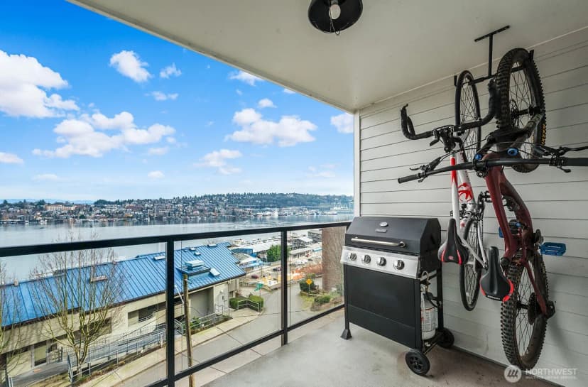 Property photo for 2401 8th Avenue N #202, Seattle photo 17