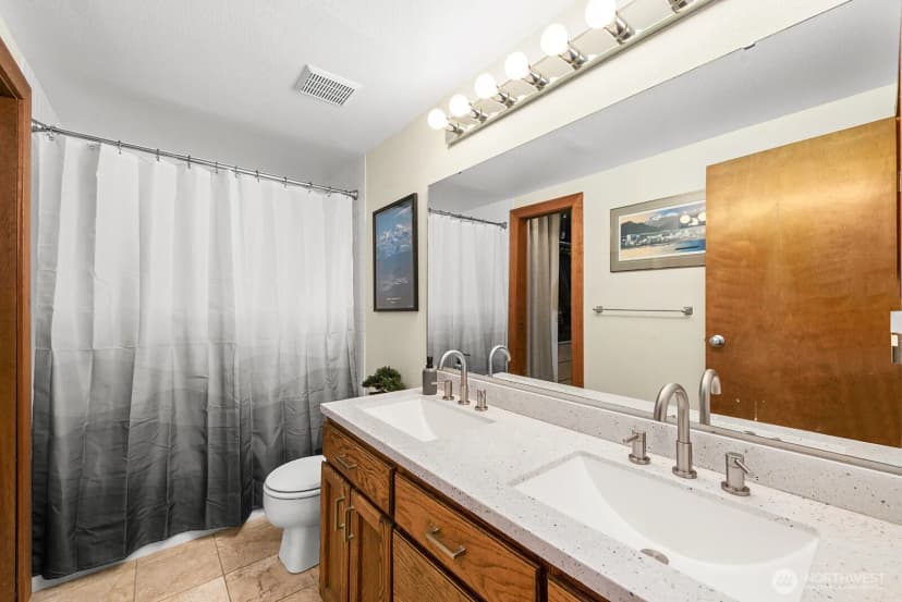 Property photo for 2401 8th Avenue N #202, Seattle photo 13