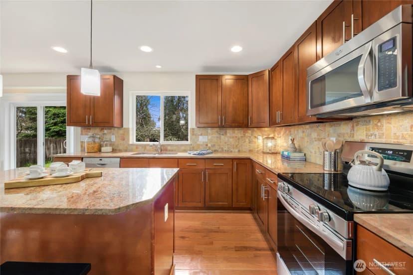 Property photo for 215 Sw 144th Street, Burien photo 9