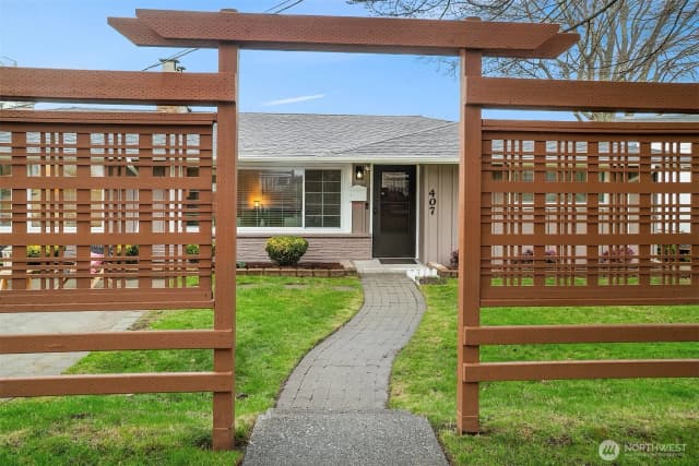 Property photo for 407 3rd Avenue N, Edmonds photo 2