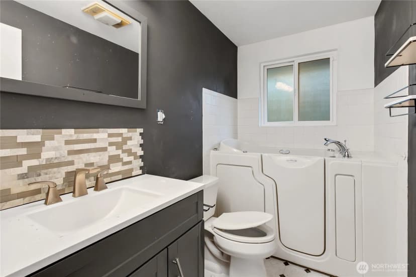 Property photo for 8214 Woodbourne Drive Sw, Lakewood photo 15