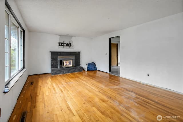 Property photo for 8214 Woodbourne Drive Sw, Lakewood photo 5