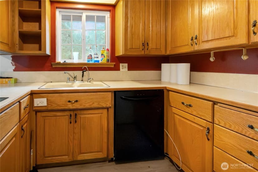 Property photo for 8214 Woodbourne Drive Sw, Lakewood photo 6