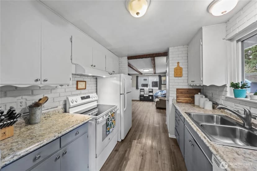 Property photo for 203 S 357th Street, Federal Way photo 10