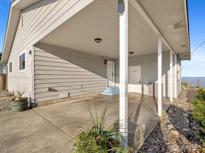 Property photo for 2625 W Beach Road, Oak Harbor photo 4