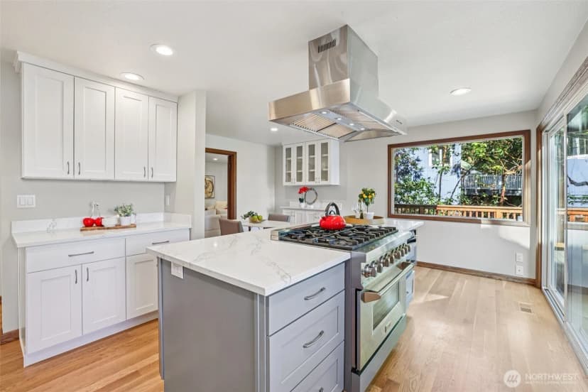 Property photo for 411 W Lake Sammamish Parkway Ne, Bellevue photo 9