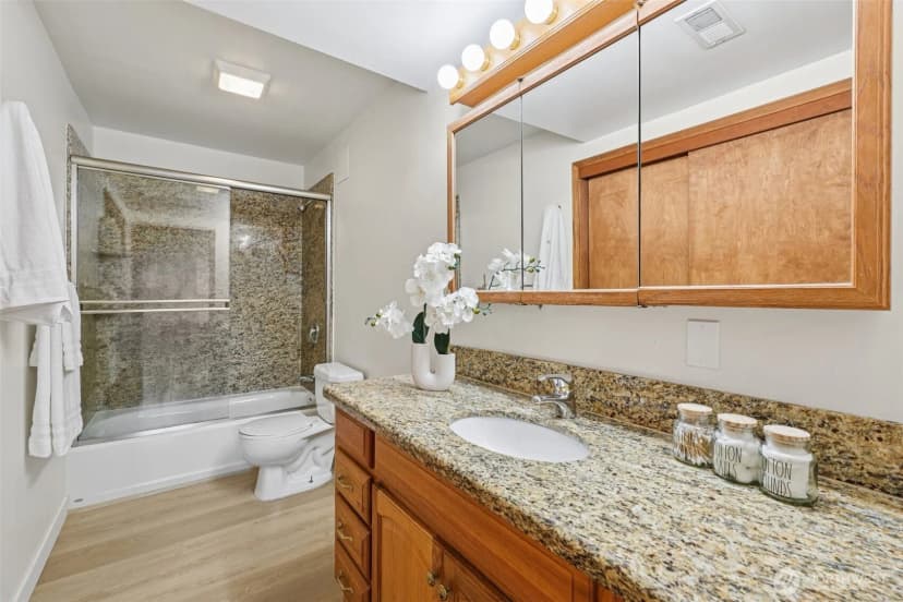 Property photo for 411 W Lake Sammamish Parkway Ne, Bellevue photo 31