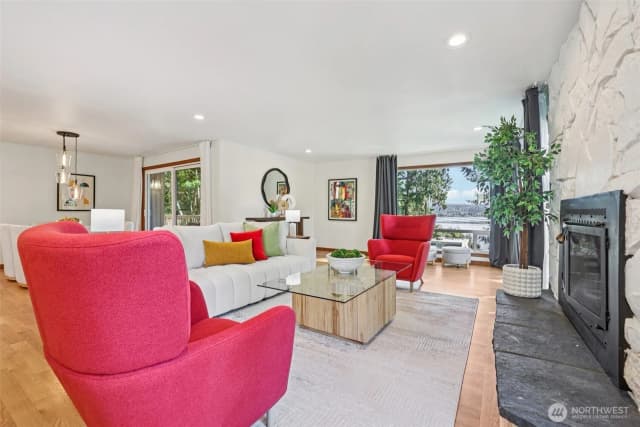 Property photo for 411 W Lake Sammamish Parkway Ne, Bellevue photo 5