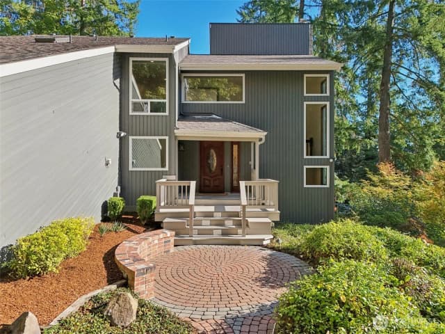 Property photo for 411 W Lake Sammamish Parkway Ne, Bellevue photo 2