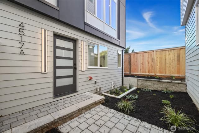 Property photo for 4517 44th Avenue Sw, Seattle photo 3