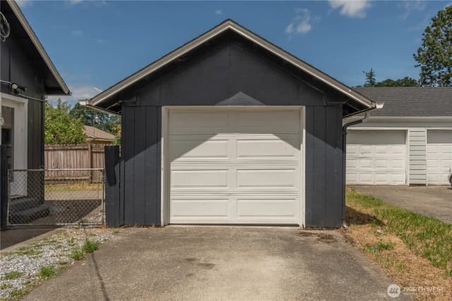 Property photo for 15406 Grant Avenue Sw, Lakewood photo 4