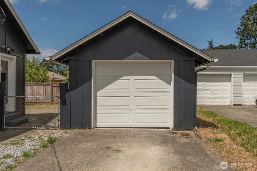 Property photo for 15406 Grant Avenue Sw, Lakewood photo 4