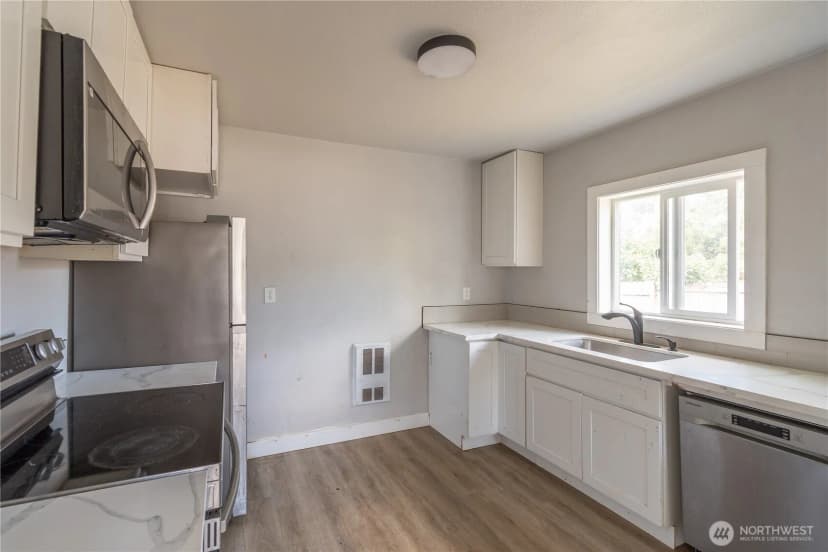 Property photo for 15406 Grant Avenue Sw, Lakewood photo 6