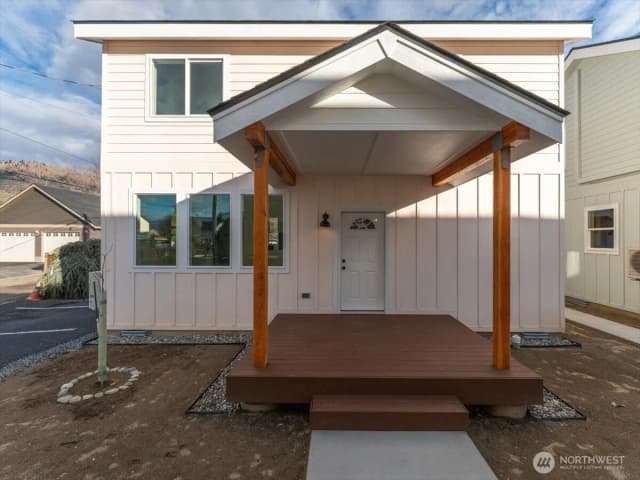 Property photo for 413 E Okanogan Avenue, Chelan