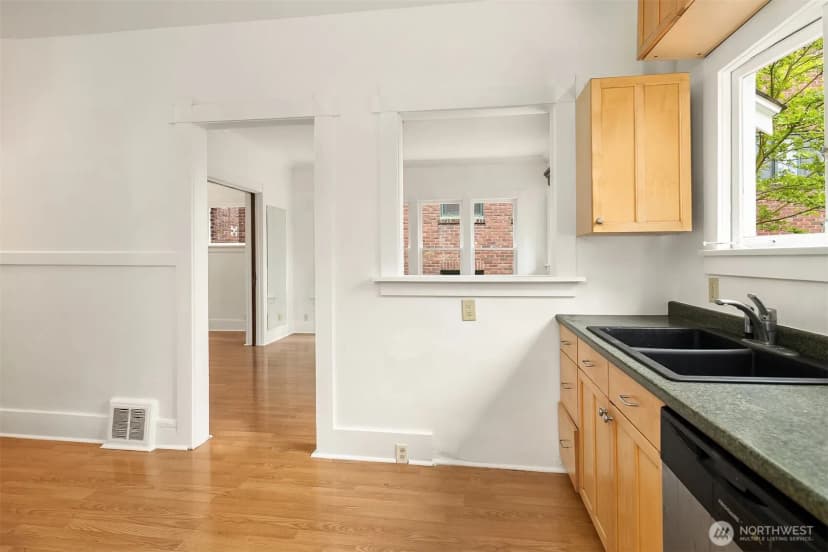 Property photo for 2031 Eastlake Avenue E, Seattle photo 7