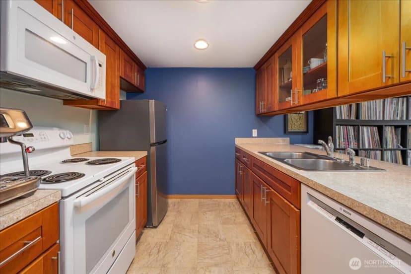 Property photo for 11532 15th Avenue Ne #301, Seattle photo 8