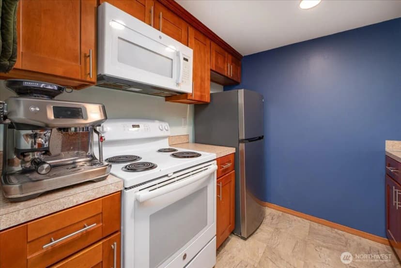 Property photo for 11532 15th Avenue Ne #301, Seattle photo 9