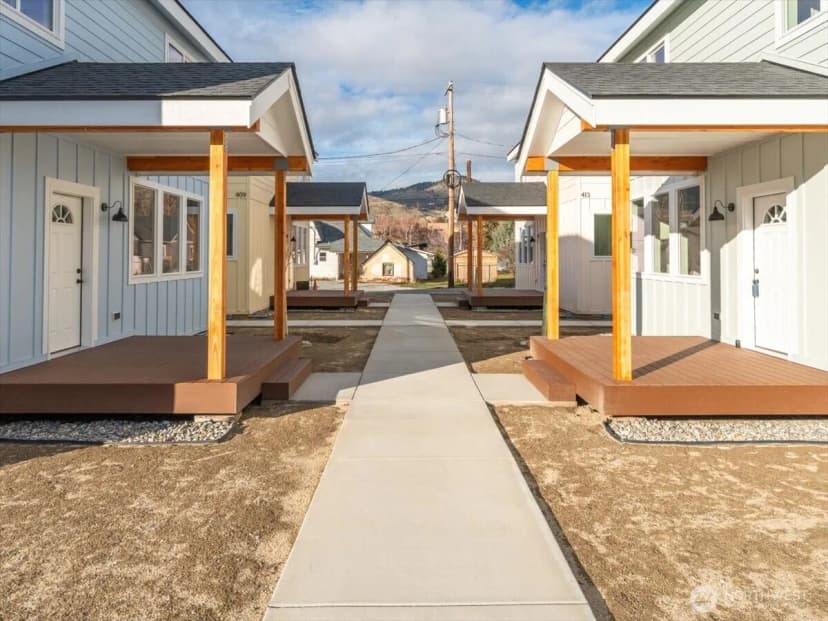 Property photo for 409 E Okanogan Avenue, Chelan photo 2