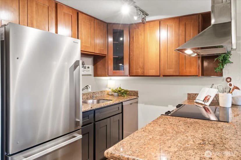 Property photo for 1717 5th Avenue N #103, Seattle photo 10