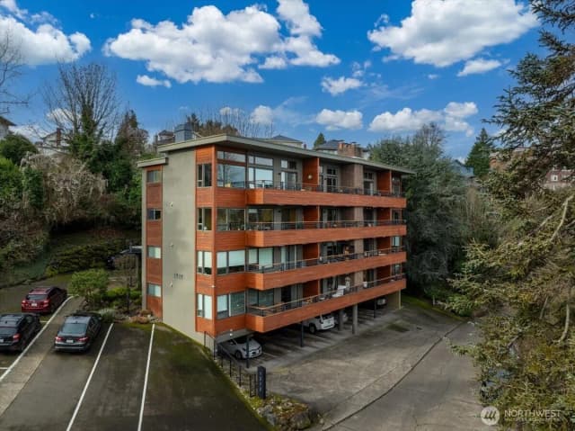 Property photo for 1717 5th Avenue N #103, Seattle photo 2