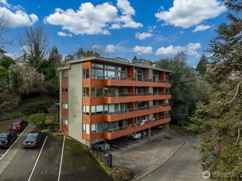 Property photo for 1717 5th Avenue N #103, Seattle photo 2