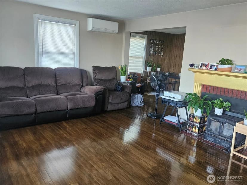 Property photo for 13727 37th Avenue S, Tukwila photo 2