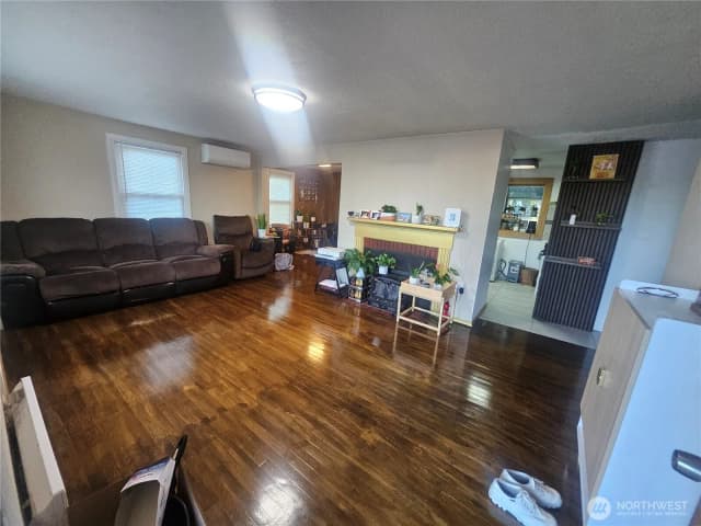 Property photo for 13727 37th Avenue S, Tukwila photo 4