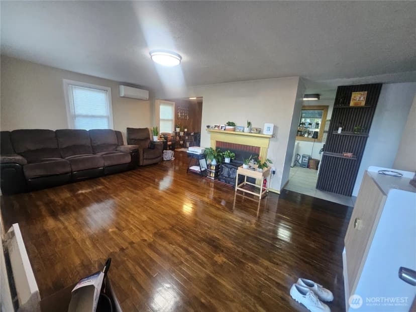 Property photo for 13727 37th Avenue S, Tukwila photo 4