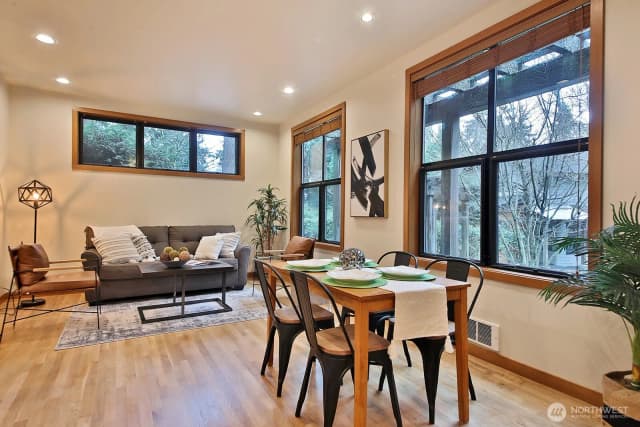 Property photo for 313 Edgecliff Drive, Langley photo 3