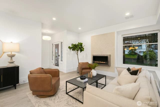 Property photo for 210 W Mcgraw Street, Seattle photo 3