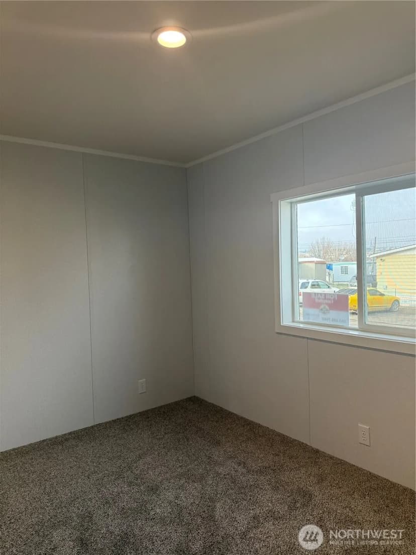 Property photo for 200 W Hawthorne Street #32, Connell photo 4
